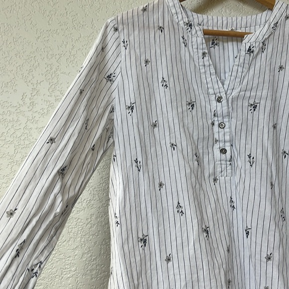 Maurices Long Sleeve Blouse Floral Striped Cotton White and Blue size Medium - Picture 4 of 12
